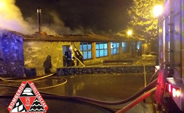 Un incendio destruye «por completo» la bolera de Mendoza