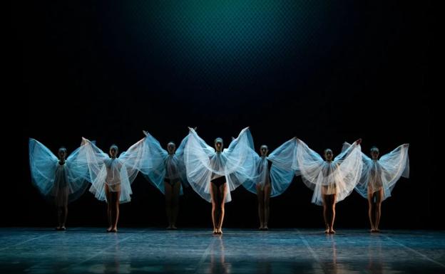 El talento de las bailarinas vitorianas se asoma al teatro 'Music Hall' de San Petersburgo