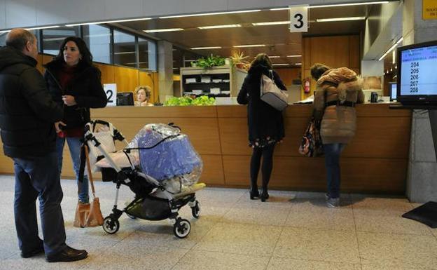 Álava devolverá por fin el IRPF a las primeras madres que lo reclamaron