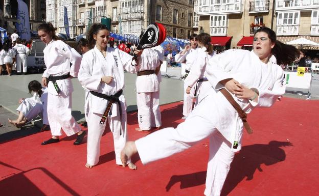 La Fundación Vital se acerca a las aulas con clases magistrales para niñas de esgrima, sokatira y karate