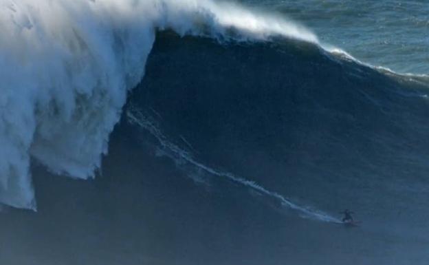 Así doma una surfista una ola de más de 20 metros