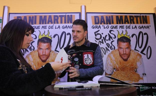 El cantante Dani Martín arrasa en su firma de discos de Bilbao