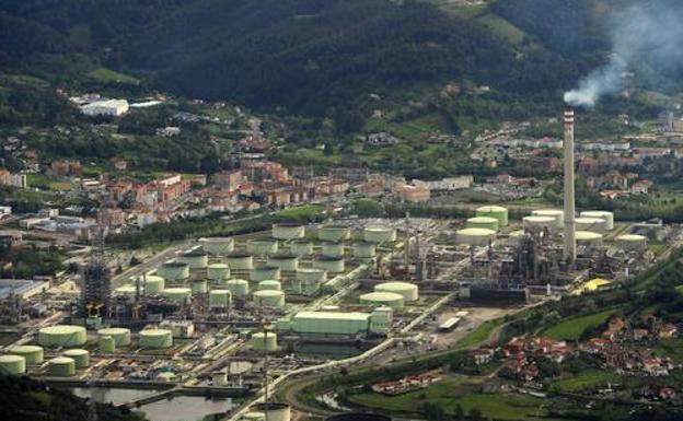 Las exportaciones vascas frenan su caída al volver Petronor a la normalidad