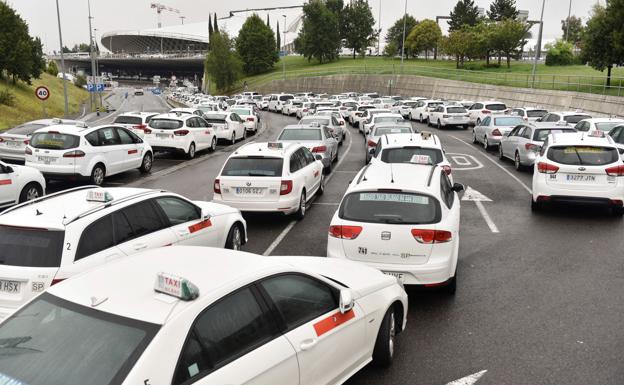 Los taxistas de Bilbao descartan unirse a Uber, como han hecho los madrileños