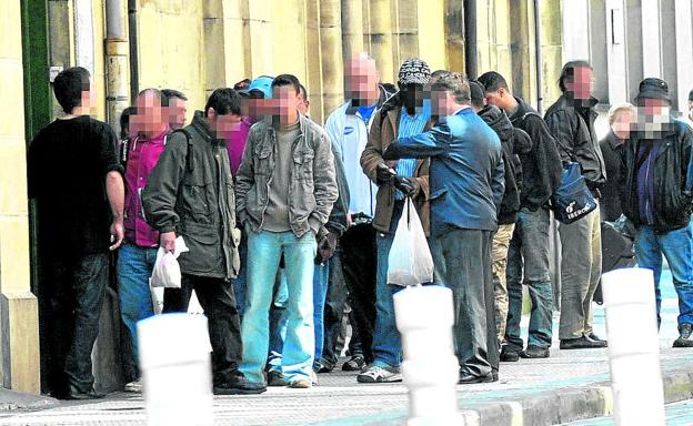 Más de 100.000 vascos van a trabajar todas las mañanas pero sus familias rozan la pobreza