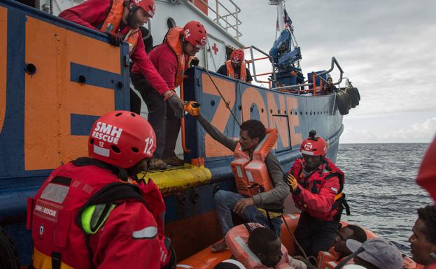 El 'Aita Mari' pone rumbo a Sicilia para guarecerse del temporal