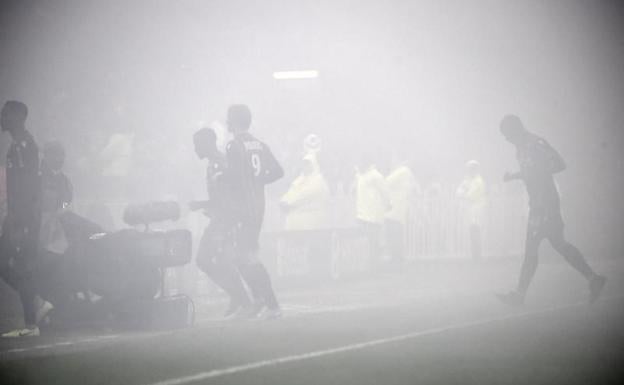 Una espesa humareda de bengalas retrasa el inicio de la segunda parte del Lyon-Niza