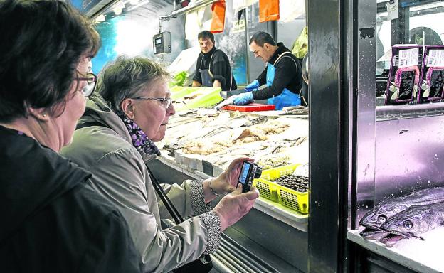 Los comerciantes de La Ribera piden que se cobre a los turistas por visitar el mercado