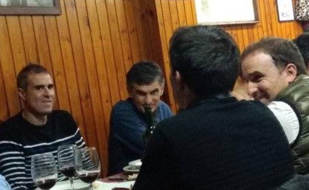 Una cena entre los técnicos vascos antes de luchar en el césped