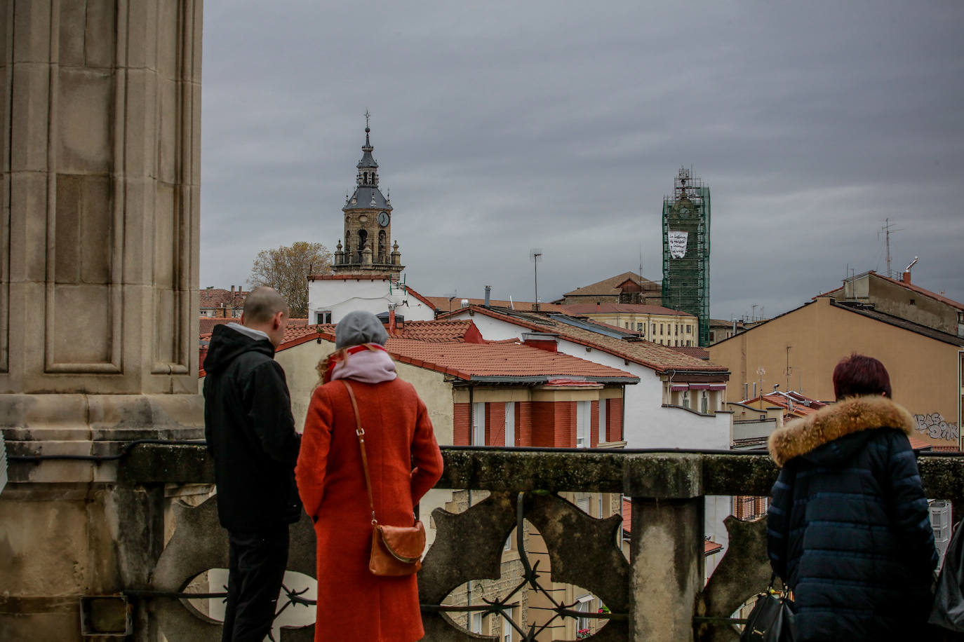 Suscriptores de EL CORREO siguen las huellas de Kraken en la terraza de la Catedral Nueva de Vitoria