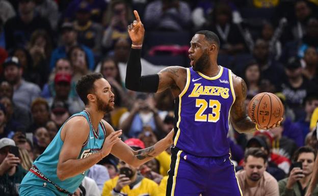 Lakers y Bucks se mantienen líderes con siete triunfos seguidos