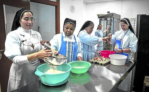 Las monjas de clausura de Basurto se aplican con la repostería para sobrevivir