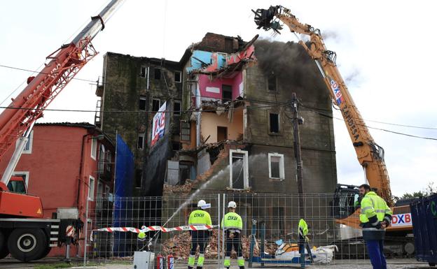 Comienza el derribo de las últimas infraviviendas de La Landa