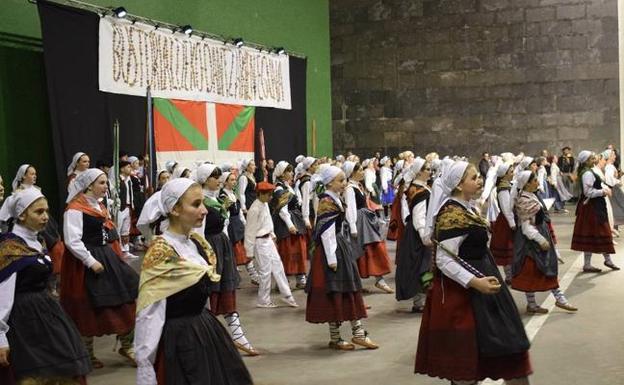 Busturialdeko dantzek ohituran diraute