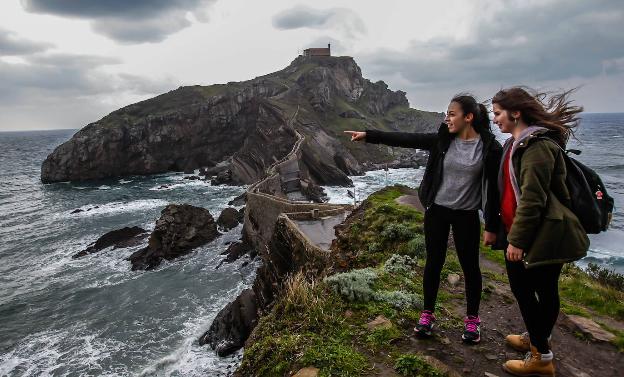 Nuevos parkings con plazas para autobuses y bicis y un paseo para reordenar las visitas a Gaztelugatxe