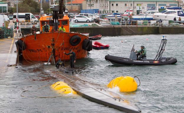 Una flota de lanchas esperaba al narcosubmarino para recoger la droga en Galicia