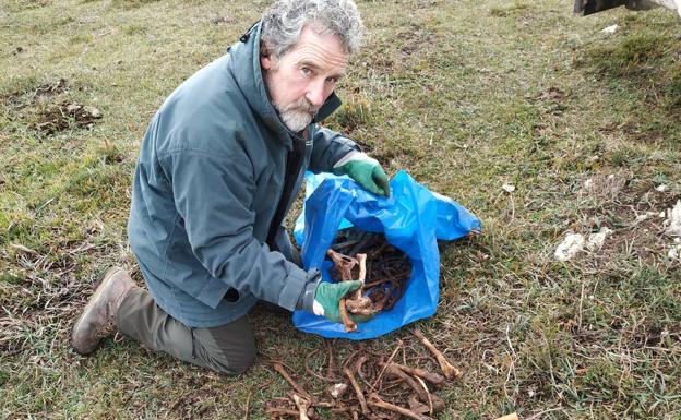 Encuentran huesos de siete perros en el interior de una sima en la sierra de Badaia