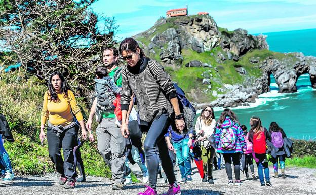 El 'fenómeno Gaztelugatxe' obliga a poner coto al coche para fomentar el traslado en bus y a pie