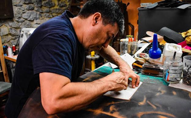 La zapatería de Bilbao La Vieja con encanto que te hace el calzado a tu gusto