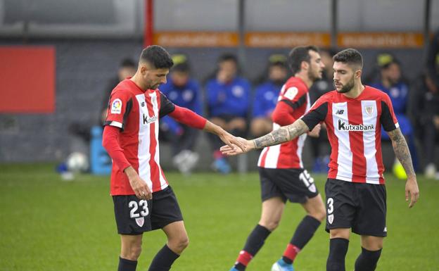 Kodro se resiente en el calentamiento y Villalibre le releva en el banquillo