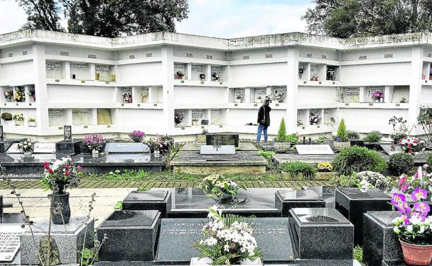 Las lluvias vuelven a inundar tumbas y nichos en El Salvador