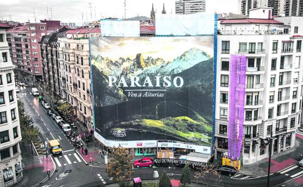 La proliferación de andamios desata las quejas de los comercios y crea zonas inseguras en Bilbao