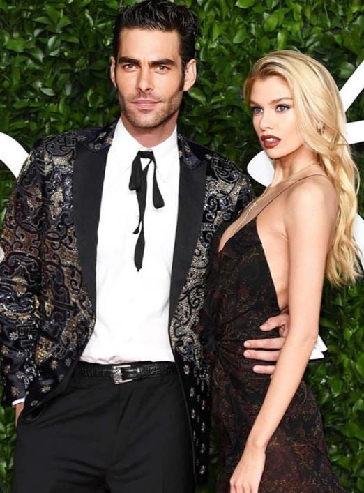 Jon Kortajarena brilla con su impoluto look en los Oscar británicos de la moda