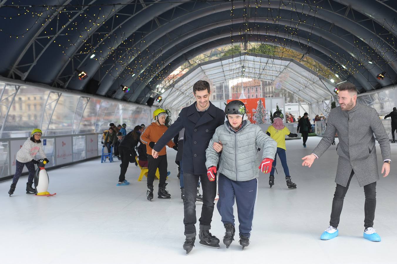 Iniciativa solidaria de Javier Fernández en la pista de hielo de Bilbao