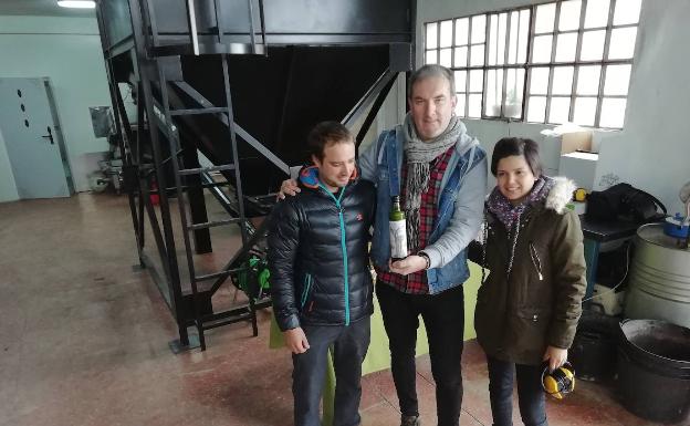 Jon Maia apadrina el primer aceite del año del trujal de Lanciego