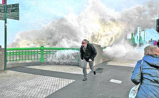 La Euskadi expuesta a inundaciones y olas de calor se juega su futuro en Madrid