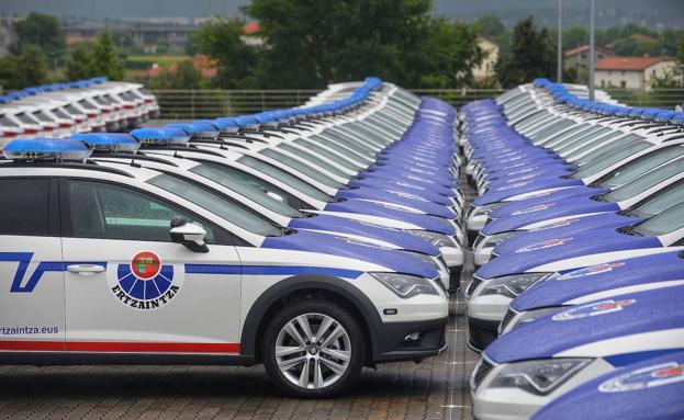 Erne denuncia que los coches patrulla de la Ertzaintza «derrapan» con suelo mojado