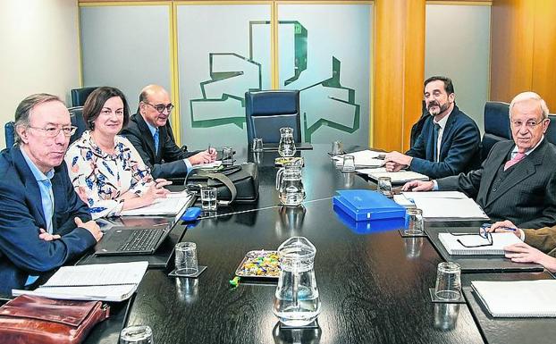 Euskadi inicia la tramitación del Estatuto con un Parlamento dividido que mira a las elecciones