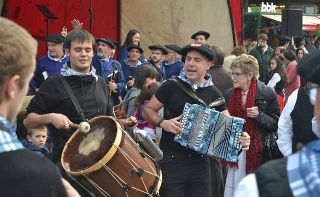 Kantu eta dantza giroa Muruetako Txerriki Egunean