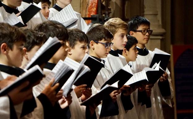 Las voces de la Escolanía del Escorial inundan la Catedral Nueva de Vitoria