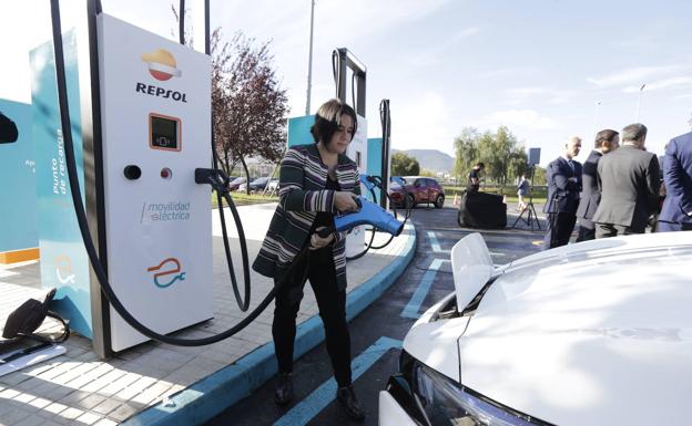 Repsol compra a la empresa vasca Ibil 1.230 puntos de recarga de vehículos eléctricos