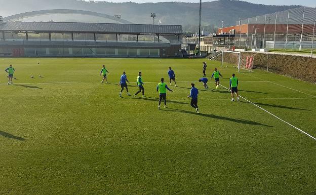 Una sesión de balón y físico sin De Marcos y Ganea