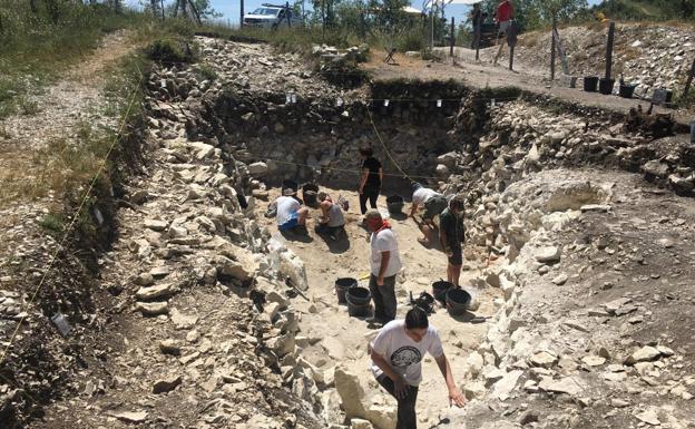 Localizan un poblado neolítico con decenas de cabañas y pozos en Berantevilla