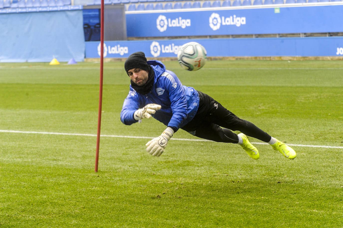 El Alavés prepara en Mendizorroza bajo un intenso frío su duelo ante el Granada