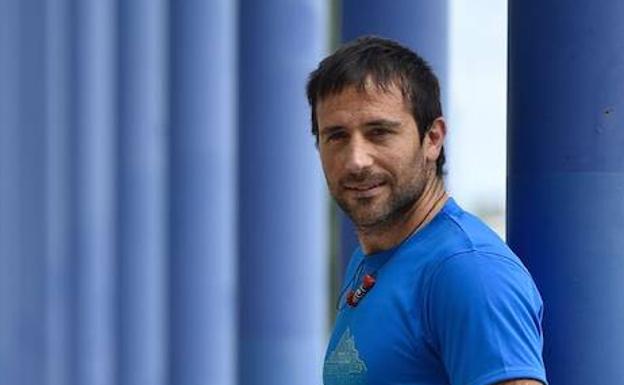 'Mundu bat motxilan' liburuak Alex Txikon mendizalearen nondik-norakoak barnebiltzen ditu