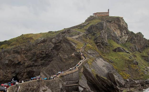 Rescatada en helicóptero al sufrir una caída en San Juan de Gaztelugatxe