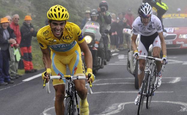 Contador vuelve a batir a Schleck