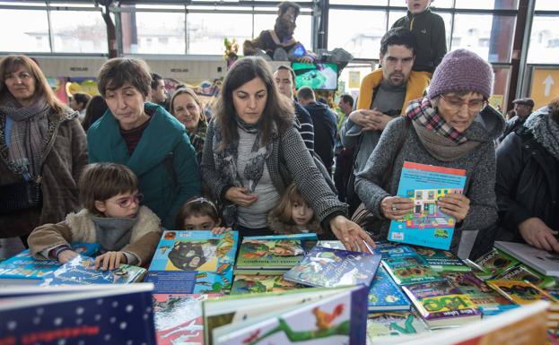 Leer periódicos, ir al cine y escuchar música son las prácticas culturales favoritas de los vascos