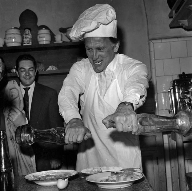 El día que Kirk Douglas cocinó merluza en Donostia