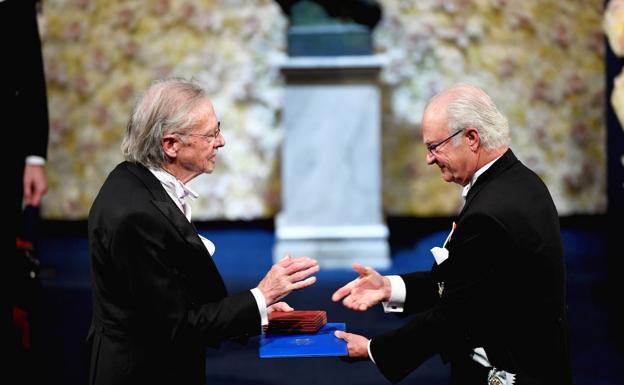 Las protestas contra Peter Handke enrarecen la entrega de los Nobel en Estocolmo