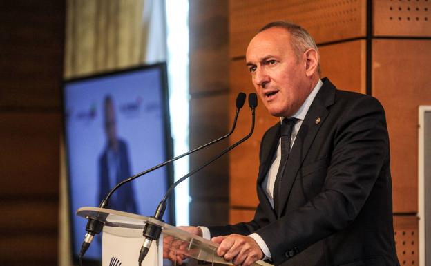 El diputado general acusa a la oposición de exigir «imposibles» para no apoyar su presupuesto