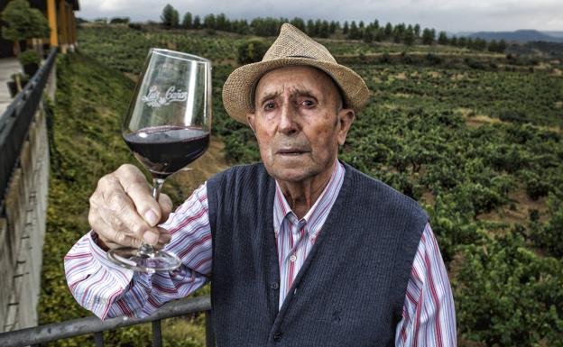 Un bodeguero que ya vendía vino a granel hace medio siglo
