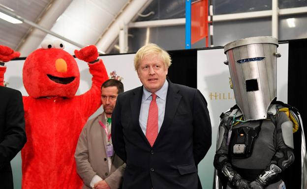 ¿Qué hace Elmo detrás de Boris Johnson?