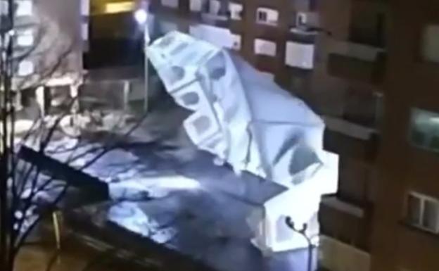 Sale volando una carpa en Gallarta a causa del temporal de viento