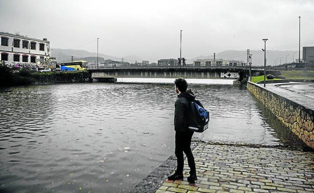 El lindane sigue en el agua de la ría treinta años después del cierre de las fábricas
