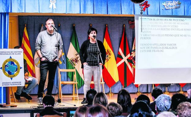 Bertsolaris con traducción simultánea en el hogar extremeño